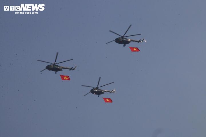 Trực thăng kéo cờ và tiêm kích Su 30 - mk 2 diễu binh trên bầu trời TP . HCM - Ảnh 4. Trực thăng kéo cờ và tiêm kích Su 30 - mk 2 diễu binh trên bầu trời TP . HCM - Ảnh 4.