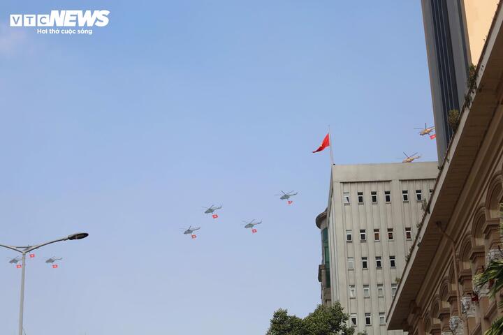 Trực thăng kéo cờ và tiêm kích Su 30 - mk 2 diễu binh trên bầu trời TP . HCM - Ảnh 6. Trực thăng kéo cờ và tiêm kích Su 30 - mk 2 diễu binh trên bầu trời TP . HCM - Ảnh 6.