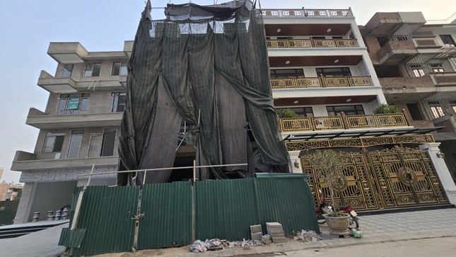 6 Cán bộ Hoàng Mai bị bắt vì vi phạm trật tự xây dựng - Ảnh 1.