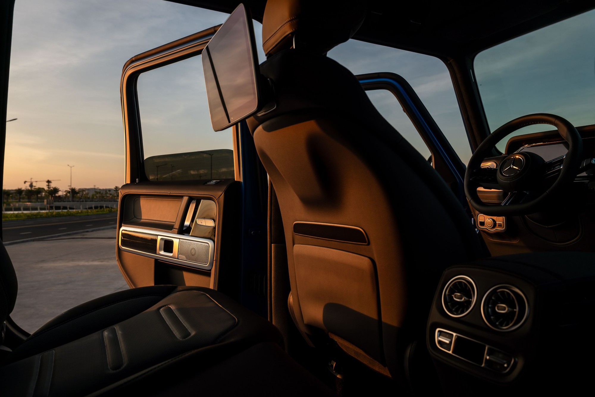 Mercedes-Benz G 580 ra mắt Việt Nam: Giá từ 7,75 tỷ đồng, lội được nước sâu đến bụng, quay xe 360 độ, chạy 473km/sạc- Ảnh 14. Mercedes-Benz G 580 ra mắt Việt Nam: Giá từ 7,75 tỷ đồng, lội được nước sâu đến bụng, quay xe 360 độ, chạy 473km/sạc- Ảnh 14.