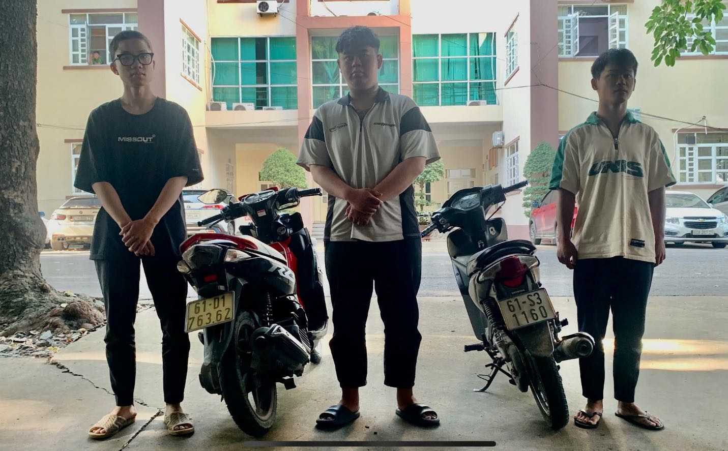 Nh&oacute;m cướp đ&ecirc;m 18,19 tuổi thủ sẵn dao, chặn xe phụ nữ, trẻ em- Ảnh 3.