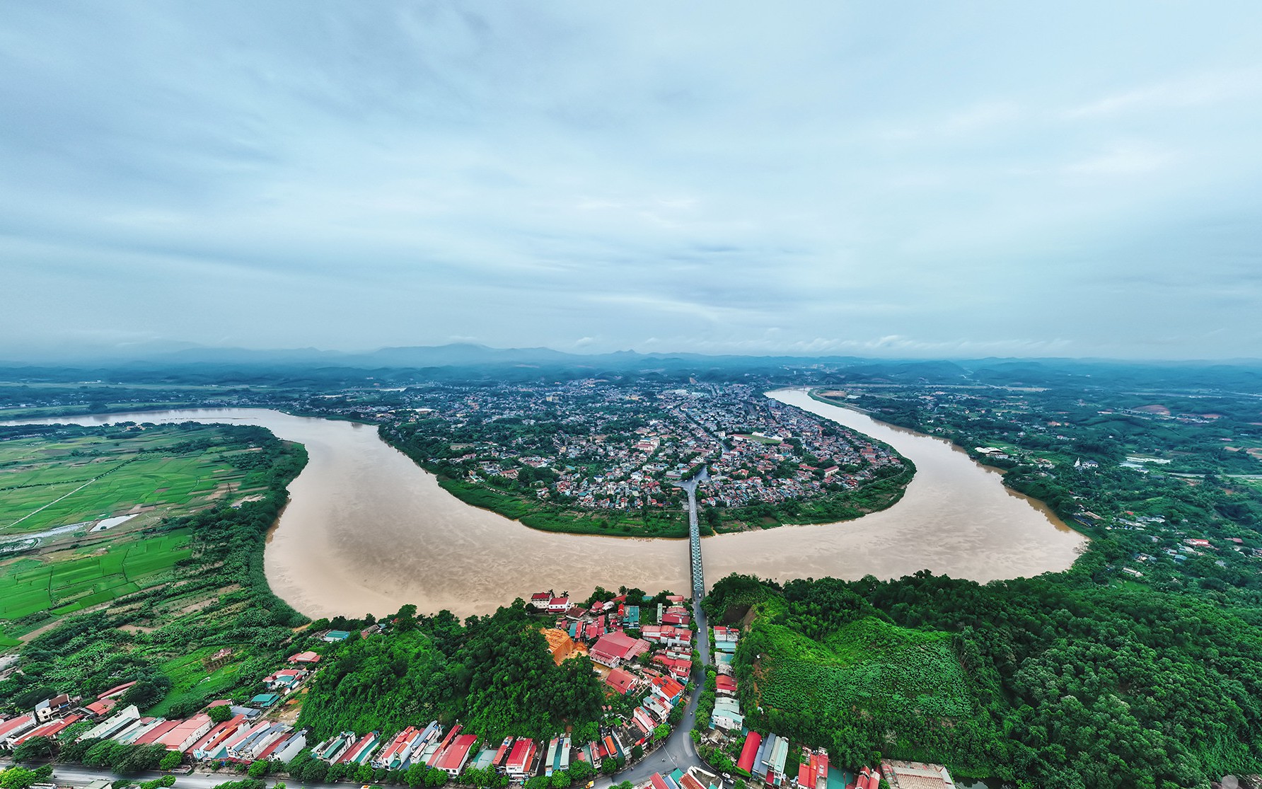 Từ vùng trũng thành điểm nóng đầu tư, mảnh đất có &quot;hình sông thế núi&quot; độc đáo tăng tốc, 4 KCN sắp ra mắt
