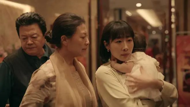 Người mẹ dọn ph&ograve;ng cho vợ chồng con trai cả, v&ocirc; t&igrave;nh lục được một thứ giấu dưới ngăn b&agrave;n khiến b&agrave; đỏ mặt- Ảnh 1.