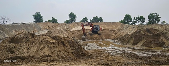 300 cảnh s&aacute;t tập k&iacute;ch mỏ c&aacute;t tr&aacute;i ph&eacute;p, điểm tập kết của C&ocirc;ng ty Kho&aacute;ng sản Thi&ecirc;n An Ph&aacute;t - Ảnh 1.