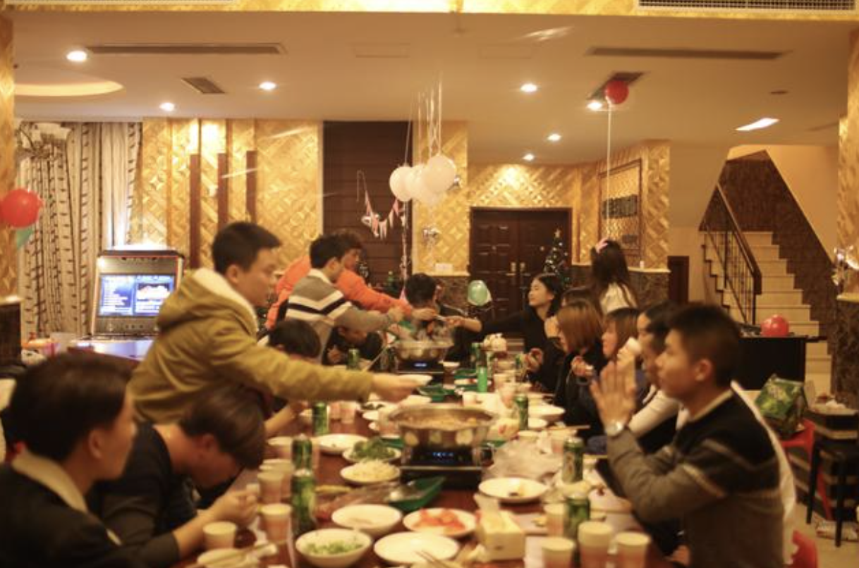 Đi họp lớp ho&aacute; đơn hết 17 triệu, lớp trưởng n&oacute;i 1 c&acirc;u khiến tất cả đứng h&igrave;nh, về xo&aacute; sạch nh&oacute;m lớp - Ảnh 1.