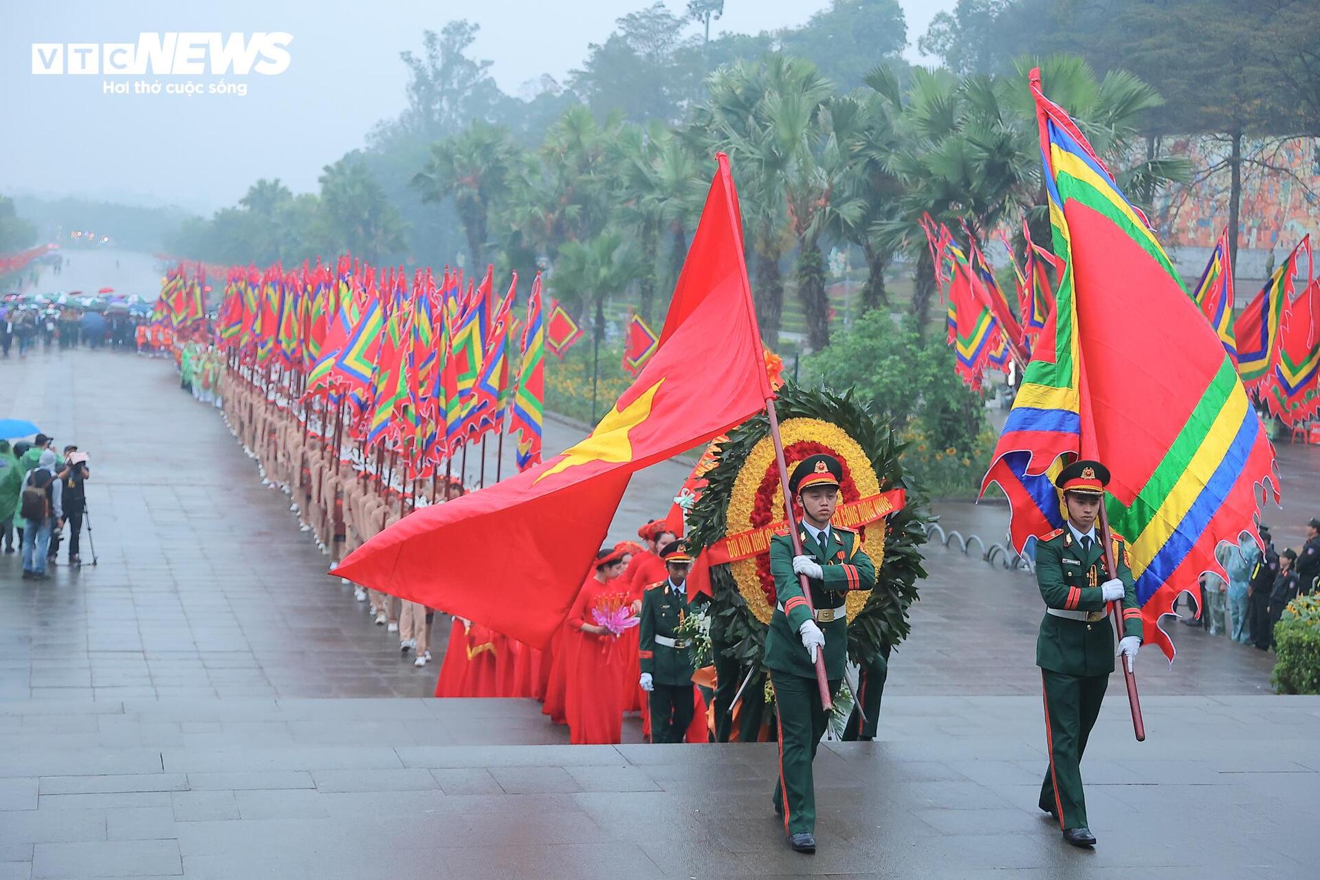 Chủ tịch nước Lương Cường dâng hương Giỗ Tổ Hùng Vương Phú Thọ - Ảnh 1.