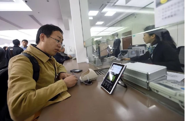 Gửi tiết kiệm 7 triệu đồng với l&atilde;i suất 19,26%/năm, 30 năm sau đi r&uacute;t 2,5 tỷ th&igrave; được th&ocirc;ng b&aacute;o: "Mức l&atilde;i suất n&agrave;y đ&atilde; hết hiệu lực từ l&acirc;u rồi" - Ảnh 1.