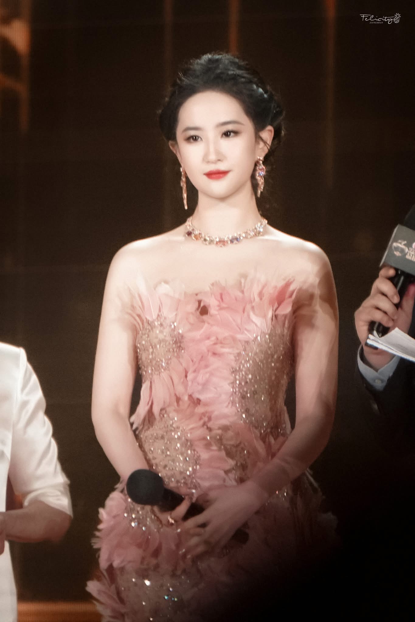 5 mỹ nh&acirc;n Cbiz l&agrave; &ldquo;khắc tinh&rdquo; với nụ cười: Lưu Diệc Phi chưa bằng tr&ugrave;m cuối- Ảnh 8.