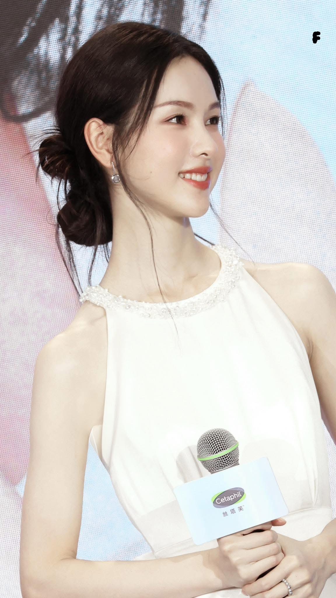 5 mỹ nh&acirc;n Cbiz l&agrave; &ldquo;khắc tinh&rdquo; với nụ cười: Lưu Diệc Phi chưa bằng tr&ugrave;m cuối- Ảnh 30.