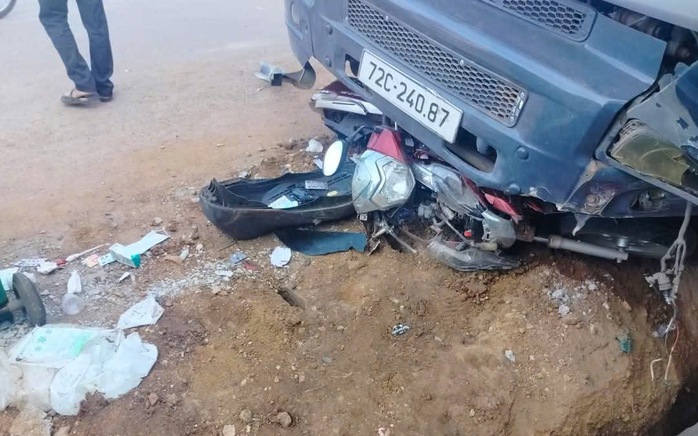 Hiện trường tai nạn xe đầu kéo lật xe 7 chỗ tại Đồng Nai - Ảnh 1.