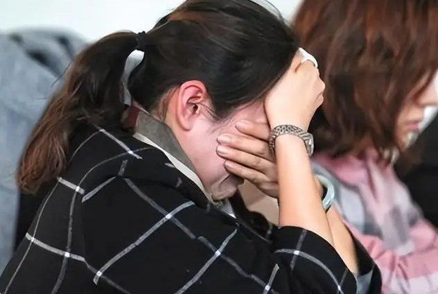 Bé gái mầm non đi học về nói: "Ngày nào cũng có người cho con kẹo", mẹ âm thầm theo dõi thì bật khóc vì 1 cảnh tượng- Ảnh 1. Bé gái mầm non đi học về nói: "Ngày nào cũng có người cho con kẹo", mẹ âm thầm theo dõi thì bật khóc vì 1 cảnh tượng- Ảnh 1.