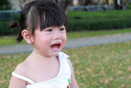 Bé gái mầm non đi học về nói: "Ngày nào cũng có người cho con kẹo", mẹ âm thầm theo dõi thì bật khóc vì 1 cảnh tượng- Ảnh 2. Bé gái mầm non đi học về nói: "Ngày nào cũng có người cho con kẹo", mẹ âm thầm theo dõi thì bật khóc vì 1 cảnh tượng- Ảnh 2.