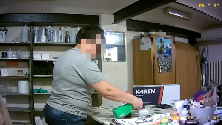 Nữ nhân viên đầu độc đồng nghiệp bằng chất tẩy rửa, lý do khiến ai nấy đều ngỡ ngàng- Ảnh 1.