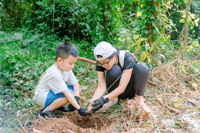 Một tour du lịch trải nghiệm trồng cây, dọn rác bảo vệ môi trườngẢnh: LAM GIANG Một tour du lịch trải nghiệm trồng cây, dọn rác bảo vệ môi trườngẢnh: LAM GIANG