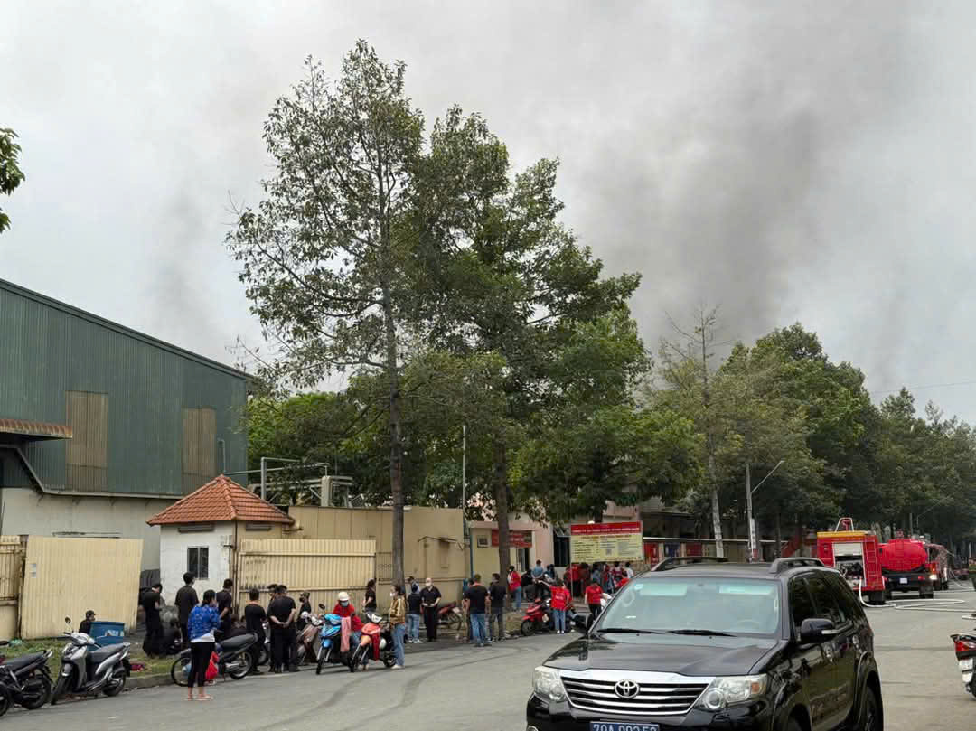 Gần 100 c&aacute;n bộ , chiến sĩ tham gia chữa ch&aacute;y tại KCN Trảng B&agrave;ng - Ảnh 1.