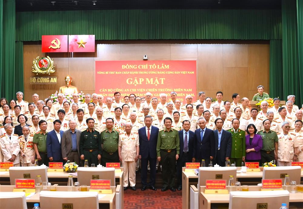Tổng B&iacute; thư T&ocirc; L&acirc;m gặp mặt c&aacute;n bộ C&ocirc;ng an chi viện chiến trường miền Nam- Ảnh 5.