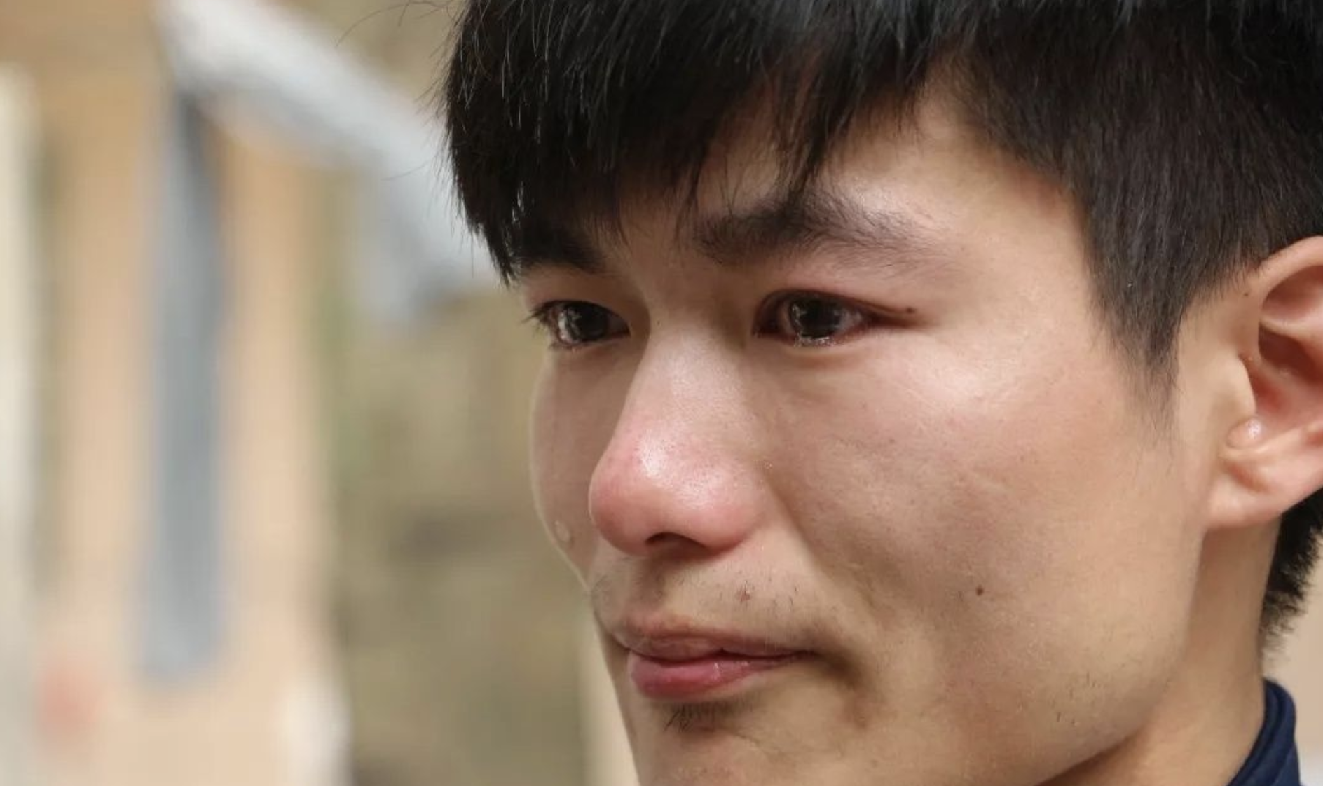 Cho hàng xóm vay tiền chữa bệnh, 15 năm sau tôi nhận về 1 hộp bánh: Mở ra mà chết điếng với thứ bên trong- Ảnh 1.