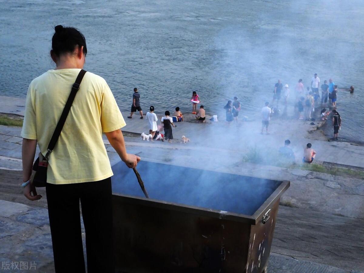 Sự thật clip "h&oacute;a v&agrave;ng Tết Thanh minh" nh&igrave;n như ch&aacute;y rừng viral tr&ecirc;n MXH - Ảnh 2.