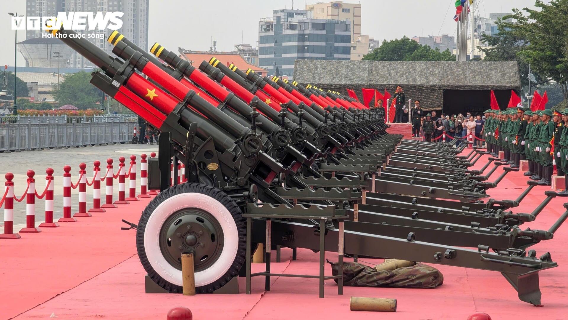 Cận cảnh đại bác bến Bạch Đằng khai hỏa tại TP . HCM kỷ niệm 50 năm thống nhất - Ảnh 3.