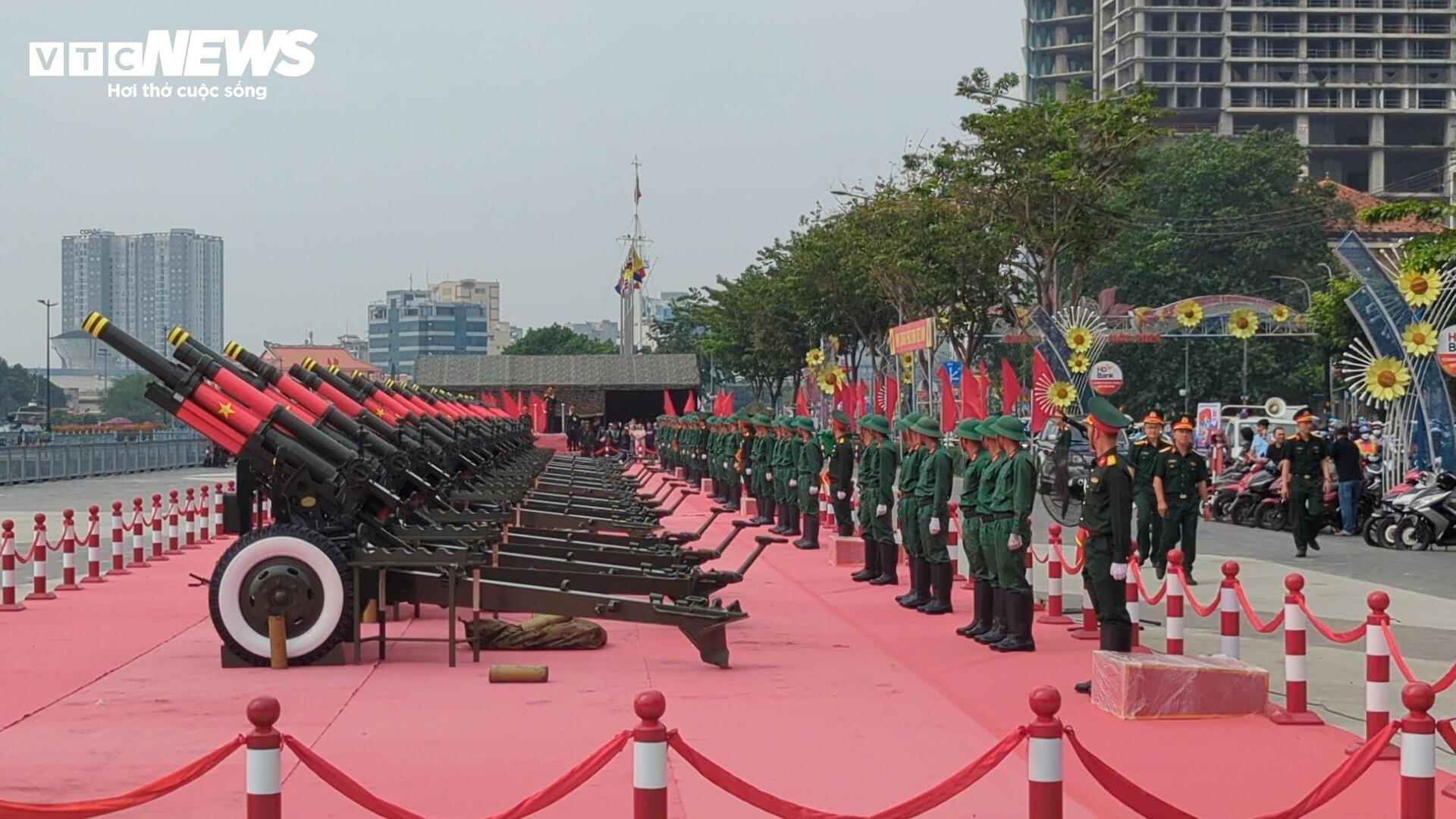 Cận cảnh đại bác bến Bạch Đằng khai hỏa tại TP . HCM kỷ niệm 50 năm thống nhất - Ảnh 1.