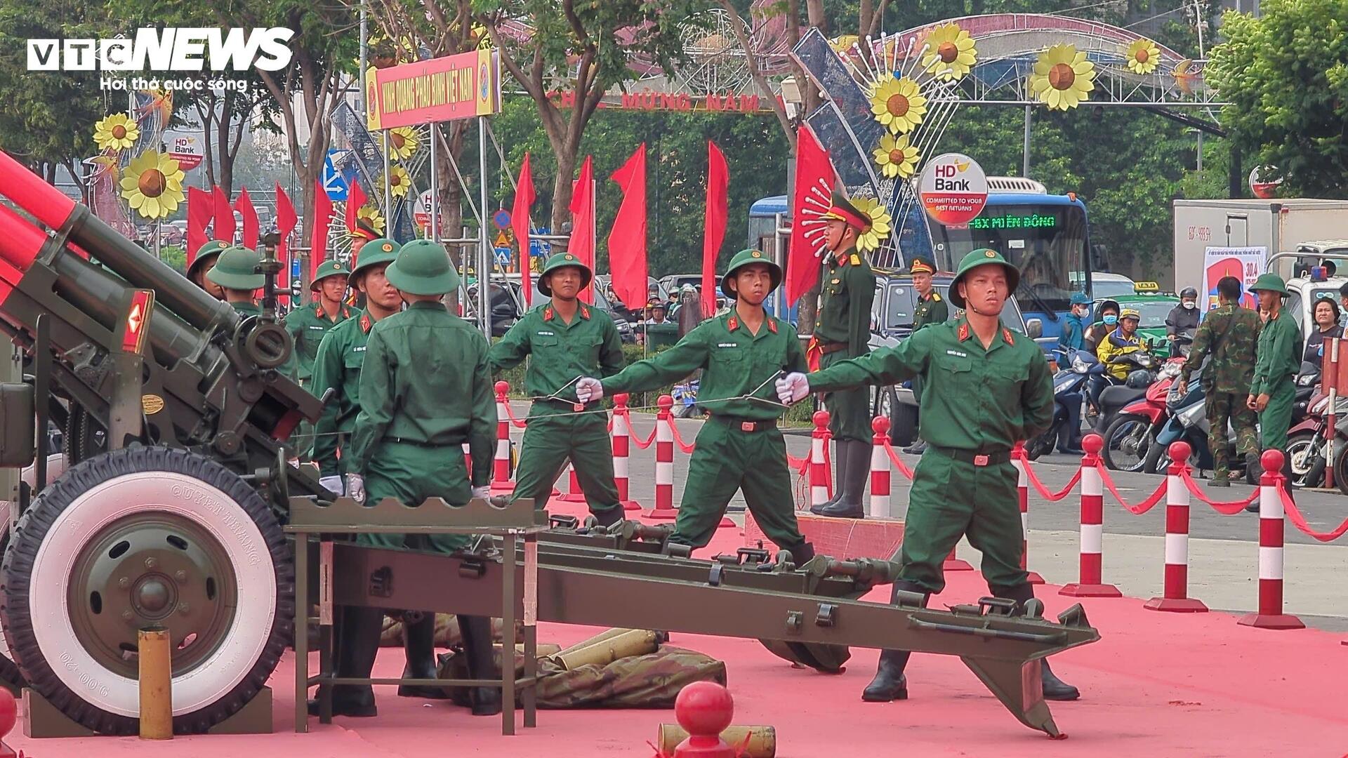 Cận cảnh đại bác bến Bạch Đằng khai hỏa tại TP . HCM kỷ niệm 50 năm thống nhất - Ảnh 6.