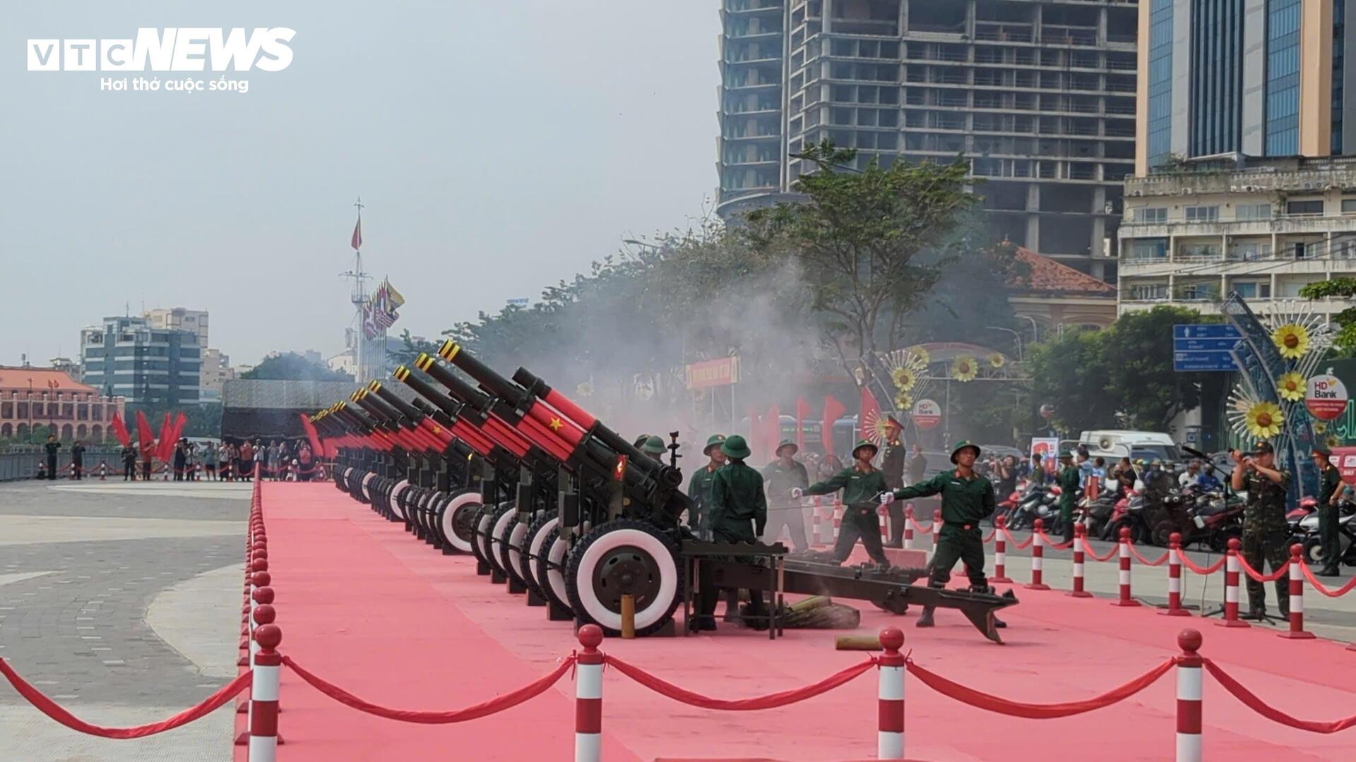 Cận cảnh đại bác bến Bạch Đằng khai hỏa tại TP . HCM kỷ niệm 50 năm thống nhất - Ảnh 7.