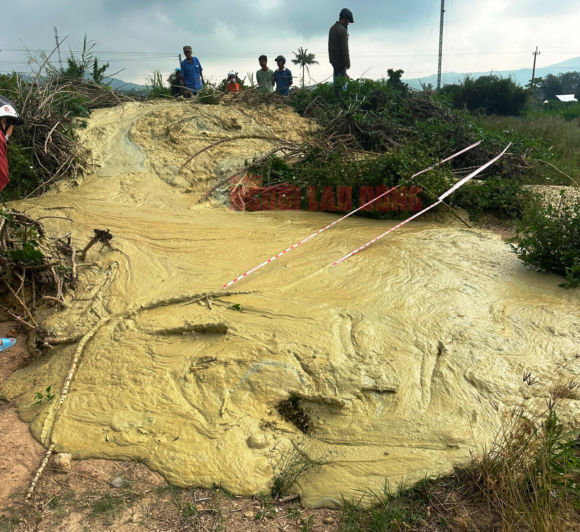 Hiện tượng nứt đất và bùn trào ở Phú Yên gây lo lắng - Ảnh 1.