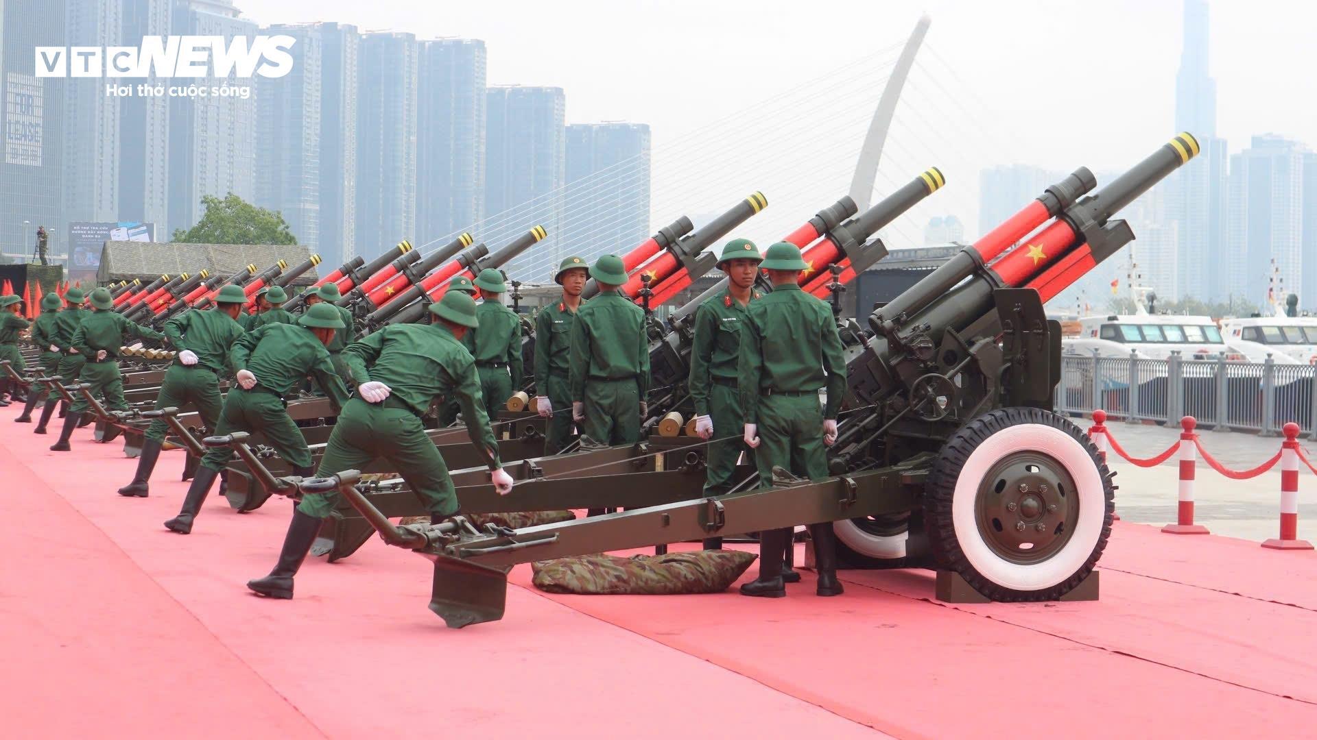 Cận cảnh đại bác bến Bạch Đằng khai hỏa tại TP . HCM kỷ niệm 50 năm thống nhất - Ảnh 2.