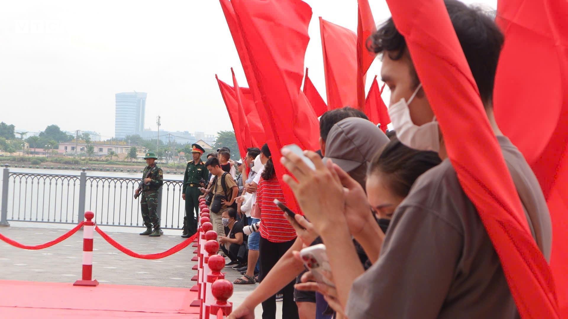 Cận cảnh đại bác bến Bạch Đằng khai hỏa tại TP . HCM kỷ niệm 50 năm thống nhất - Ảnh 4.