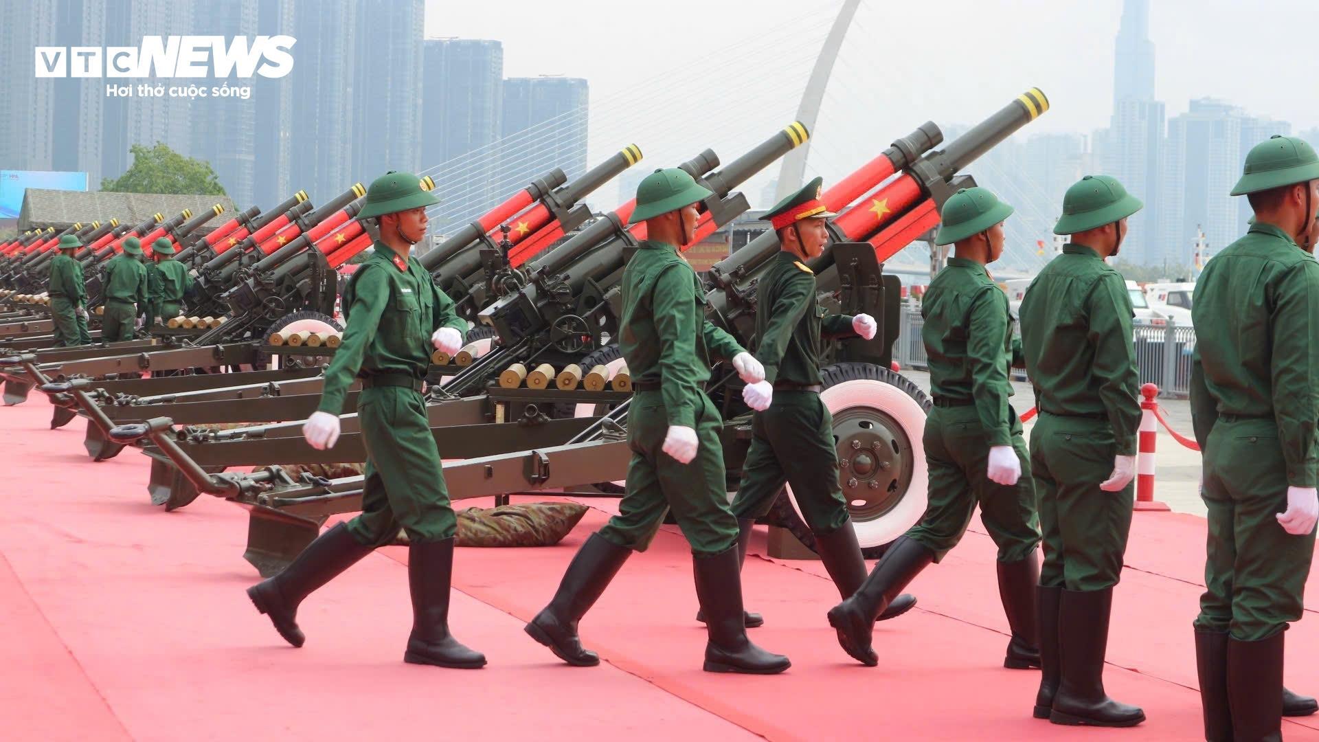 Cận cảnh đại bác bến Bạch Đằng khai hỏa tại TP . HCM kỷ niệm 50 năm thống nhất - Ảnh 5.