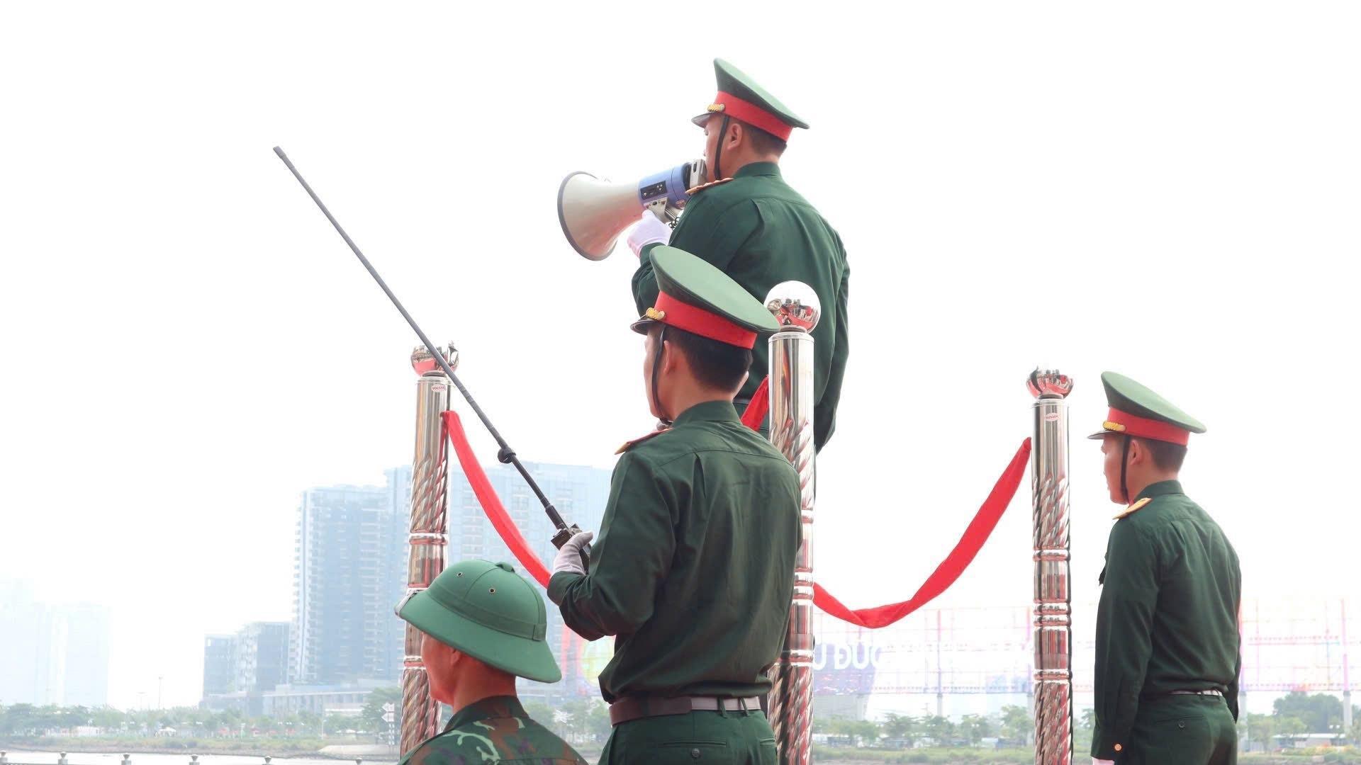 Cận cảnh đại bác bến Bạch Đằng khai hỏa tại TP . HCM kỷ niệm 50 năm thống nhất - Ảnh 9.