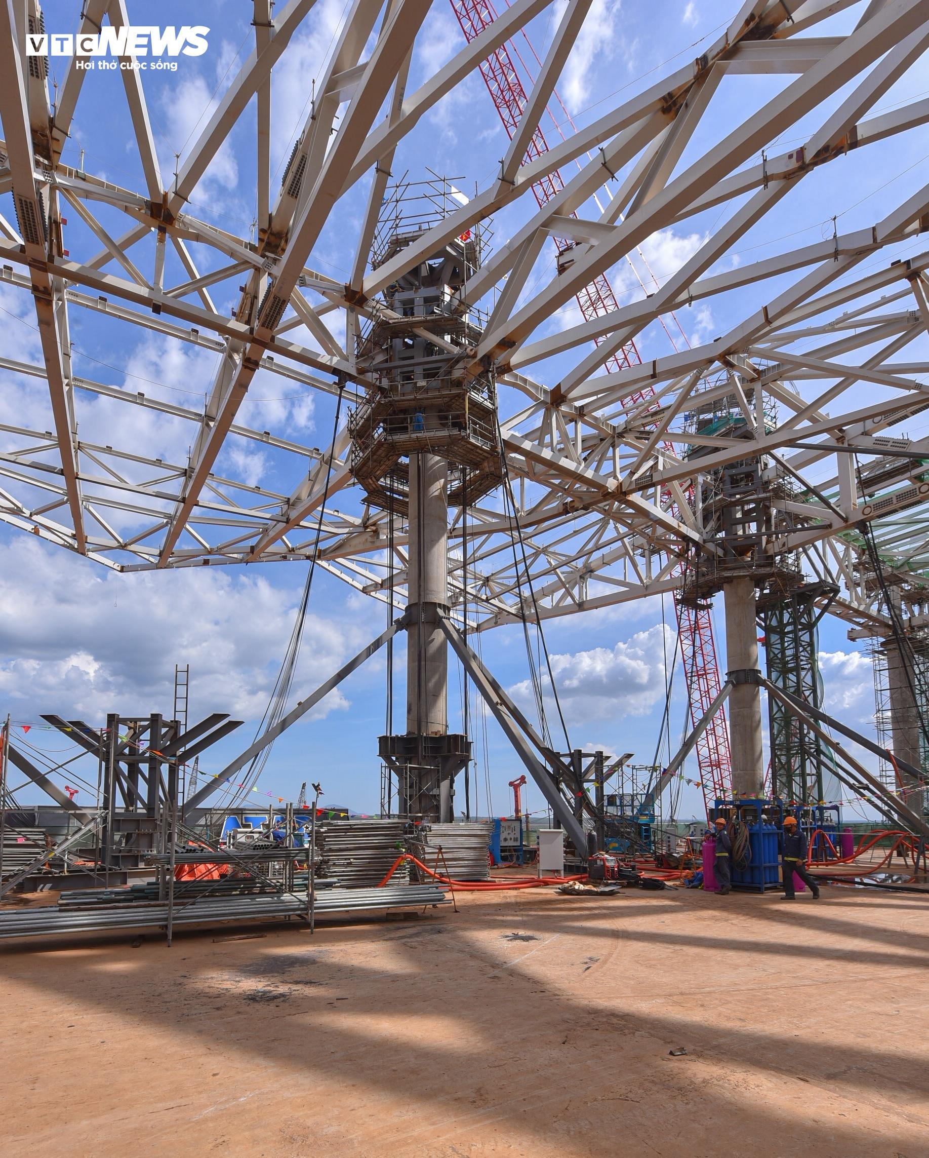 Quá trình nâng mái thép 5 . 300 Tấn tại sân bay Long Thành - Ảnh 4.