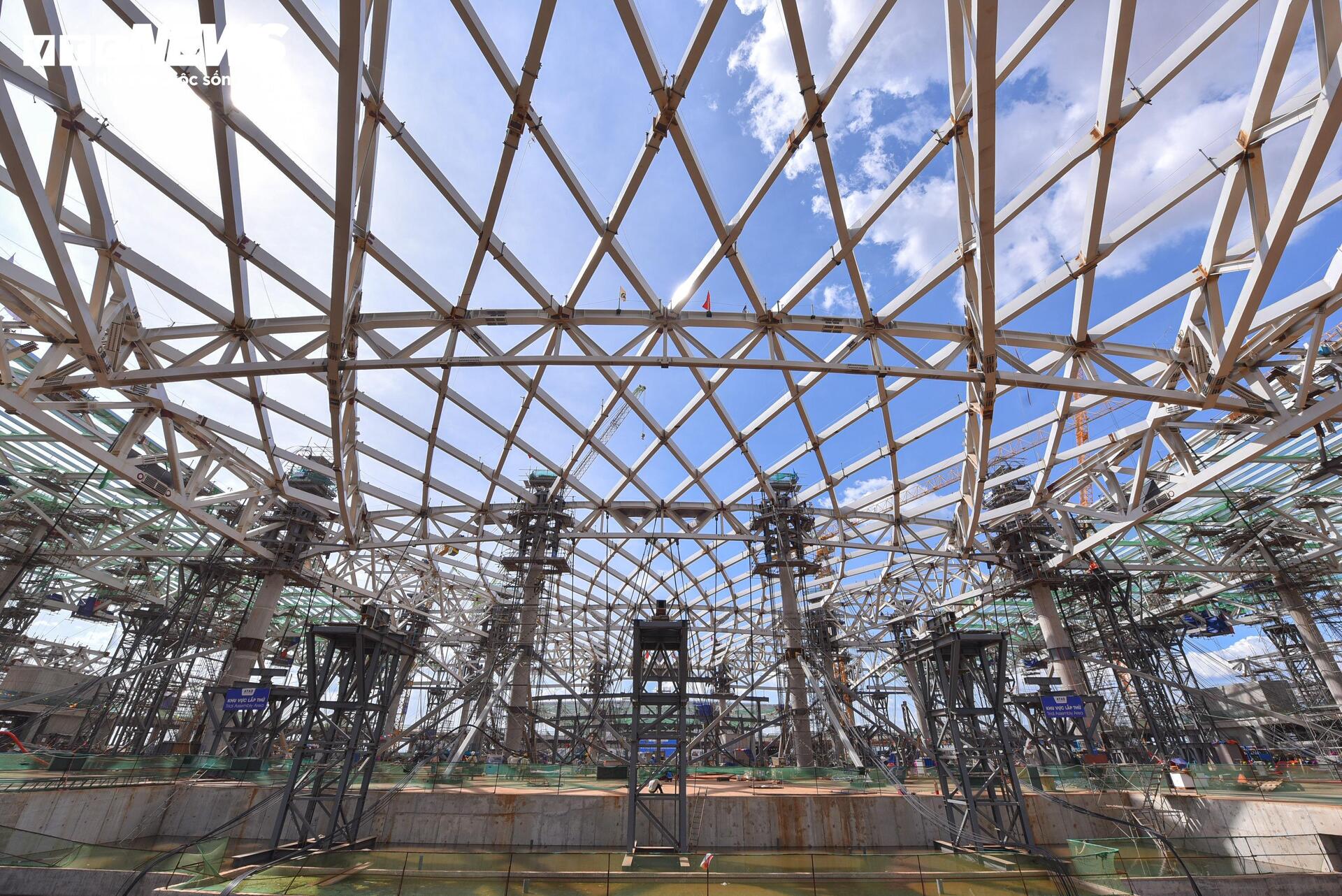 Quá trình nâng mái thép 5 . 300 Tấn tại sân bay Long Thành - Ảnh 7.