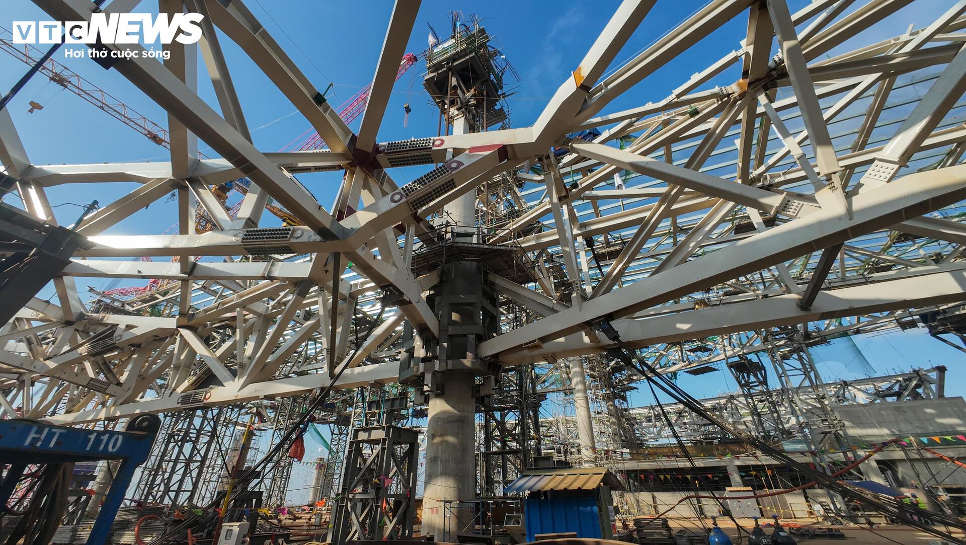 Quá trình nâng mái thép 5 . 300 Tấn tại sân bay Long Thành - Ảnh 8.