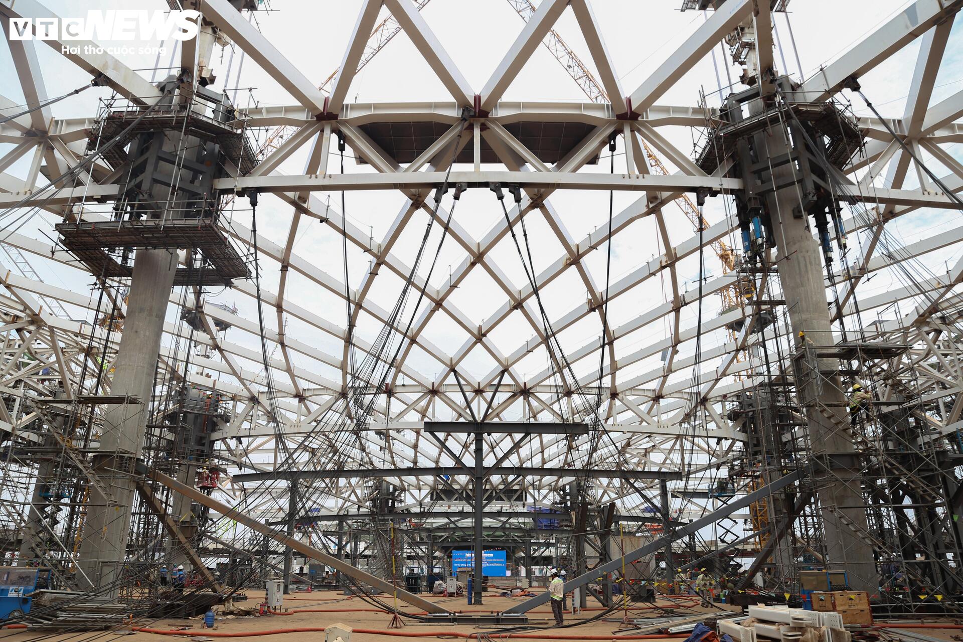 Quá trình nâng mái thép 5 . 300 Tấn tại sân bay Long Thành - Ảnh 2.