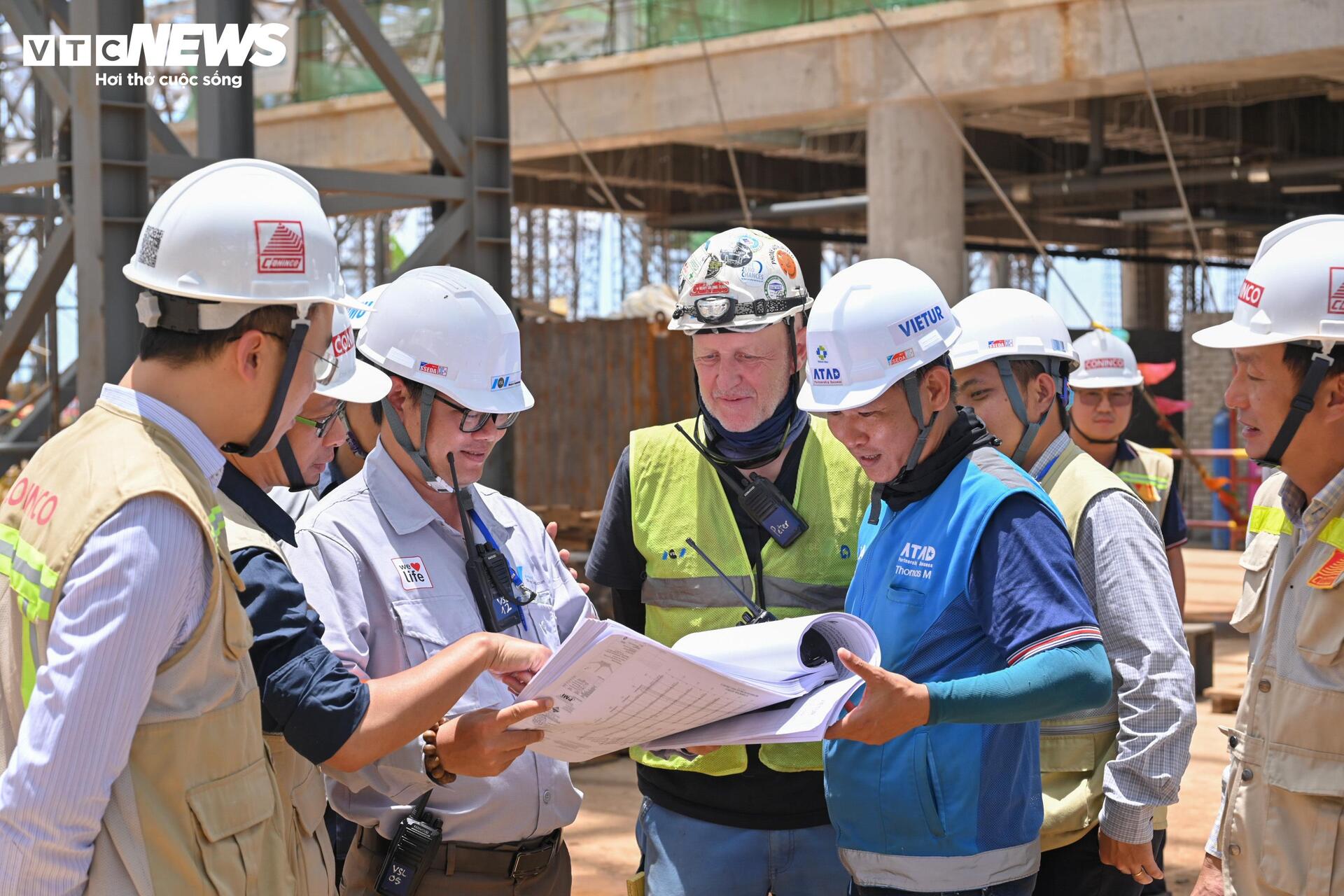 Quá trình nâng mái thép 5 . 300 Tấn tại sân bay Long Thành - Ảnh 5.