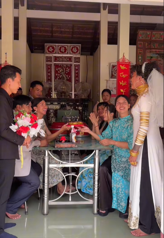 CLIP: Đám cưới con trai chủ vựa ve chai miền Tây, cô dâu đeo vàng khắp người, trĩu cổ hút 8 triệu views- Ảnh 2. CLIP: Đám cưới con trai chủ vựa ve chai miền Tây, cô dâu đeo vàng khắp người, trĩu cổ hút 8 triệu views- Ảnh 2.