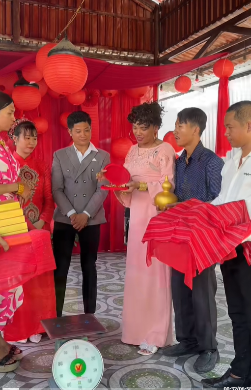 CLIP: Đám cưới con trai chủ vựa ve chai miền Tây, cô dâu đeo vàng khắp người, trĩu cổ hút 8 triệu views- Ảnh 6. CLIP: Đám cưới con trai chủ vựa ve chai miền Tây, cô dâu đeo vàng khắp người, trĩu cổ hút 8 triệu views- Ảnh 6.