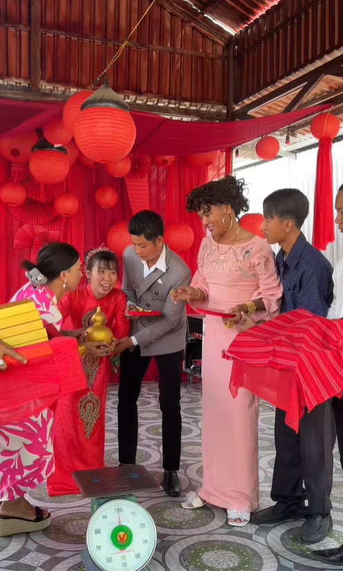 CLIP: Đám cưới con trai chủ vựa ve chai miền Tây, cô dâu đeo vàng khắp người, trĩu cổ hút 8 triệu views- Ảnh 7. CLIP: Đám cưới con trai chủ vựa ve chai miền Tây, cô dâu đeo vàng khắp người, trĩu cổ hút 8 triệu views- Ảnh 7.