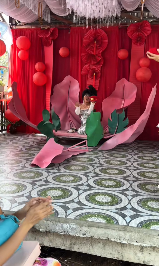 CLIP: Đám cưới con trai chủ vựa ve chai miền Tây, cô dâu đeo vàng khắp người, trĩu cổ hút 8 triệu views- Ảnh 4. CLIP: Đám cưới con trai chủ vựa ve chai miền Tây, cô dâu đeo vàng khắp người, trĩu cổ hút 8 triệu views- Ảnh 4.