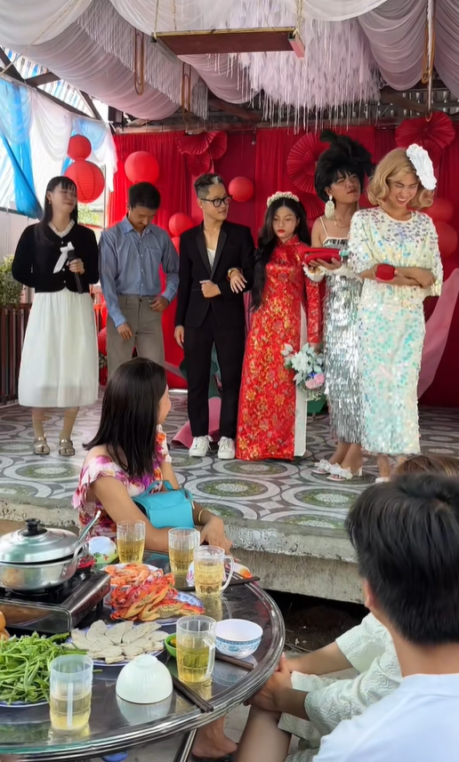 CLIP: Đám cưới con trai chủ vựa ve chai miền Tây, cô dâu đeo vàng khắp người, trĩu cổ hút 8 triệu views- Ảnh 5. CLIP: Đám cưới con trai chủ vựa ve chai miền Tây, cô dâu đeo vàng khắp người, trĩu cổ hút 8 triệu views- Ảnh 5.
