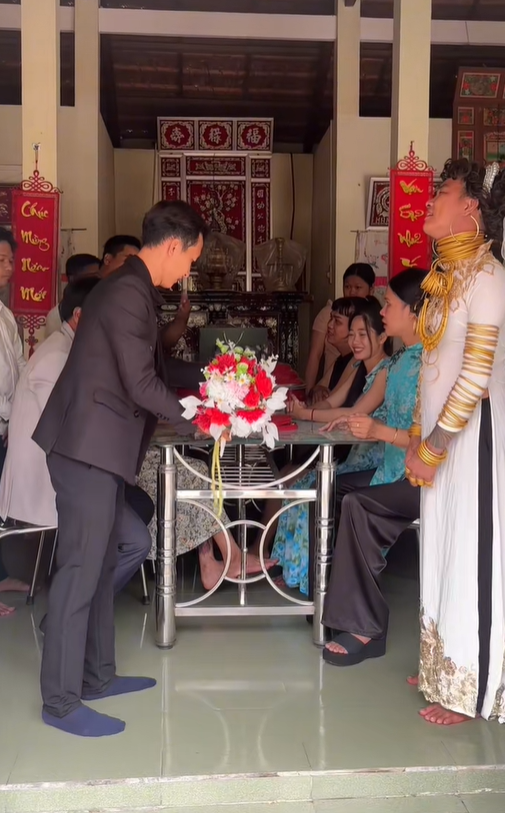 CLIP: Đám cưới con trai chủ vựa ve chai miền Tây, cô dâu đeo vàng khắp người, trĩu cổ hút 8 triệu views- Ảnh 1. CLIP: Đám cưới con trai chủ vựa ve chai miền Tây, cô dâu đeo vàng khắp người, trĩu cổ hút 8 triệu views- Ảnh 1.