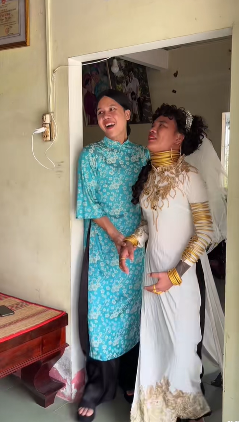 CLIP: Đám cưới con trai chủ vựa ve chai miền Tây, cô dâu đeo vàng khắp người, trĩu cổ hút 8 triệu views- Ảnh 3. CLIP: Đám cưới con trai chủ vựa ve chai miền Tây, cô dâu đeo vàng khắp người, trĩu cổ hút 8 triệu views- Ảnh 3.