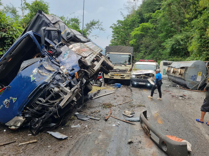 Tai nạn giao th&ocirc;ng li&ecirc;n ho&agrave;n tr&ecirc;n đ&egrave;o Bảo Lộc g&acirc;y &ugrave;n tắc nghi&ecirc;m trọng - Ảnh 2.
