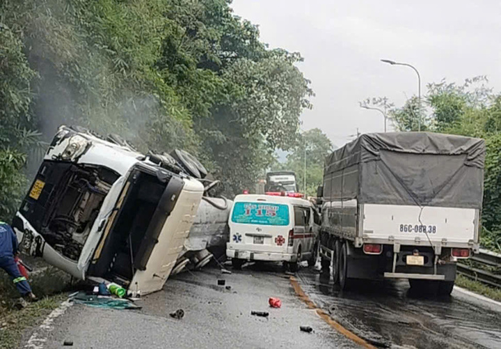 Tai nạn giao th&ocirc;ng li&ecirc;n ho&agrave;n tr&ecirc;n đ&egrave;o Bảo Lộc g&acirc;y &ugrave;n tắc nghi&ecirc;m trọng - Ảnh 1.