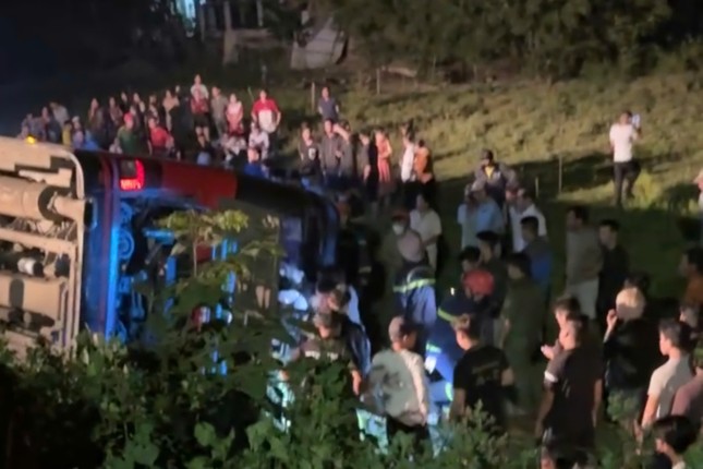 Lật xe khách Bình Định trong đêm: Nhiều người thương vong tại Quốc lộ 19C - Ảnh 1.