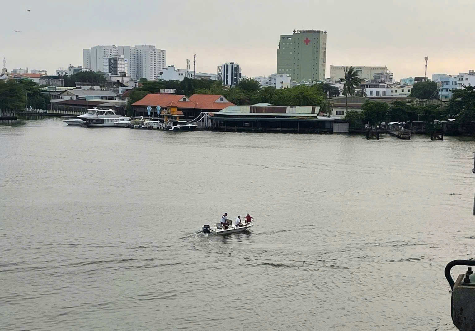 Thanh ni&ecirc;n tr&egrave;o qua lan can cầu B&igrave;nh Lợi, nhảy xuống s&ocirc;ng S&agrave;i G&ograve;n- Ảnh 2.