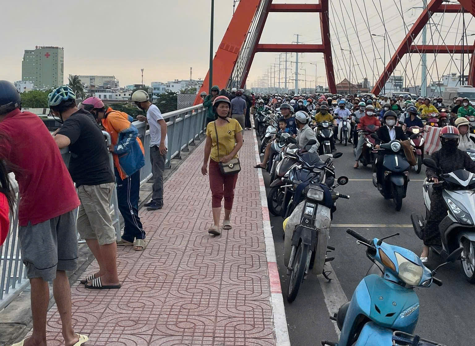 Thanh ni&ecirc;n tr&egrave;o qua lan can cầu B&igrave;nh Lợi, nhảy xuống s&ocirc;ng S&agrave;i G&ograve;n- Ảnh 1.