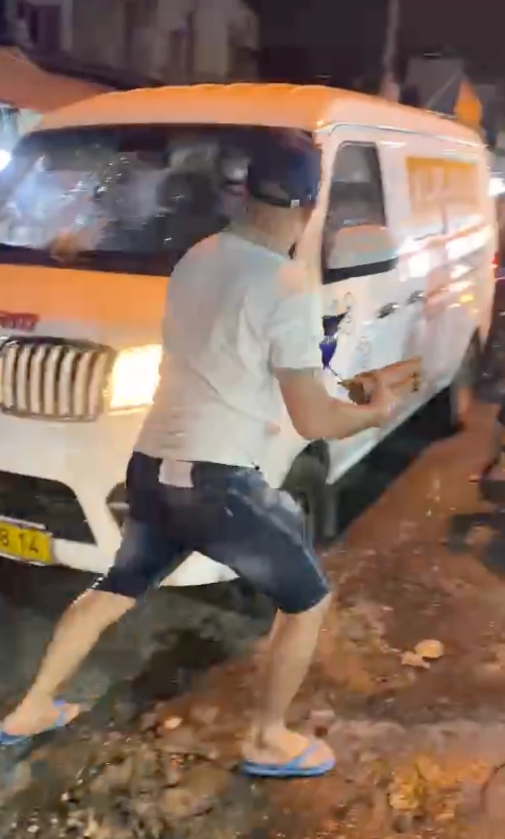 C&ocirc;ng an TPHCM mời người đ&agrave;n &ocirc;ng đập ph&aacute; xe &ocirc; t&ocirc; l&ecirc;n l&agrave;m việc - Ảnh 1.