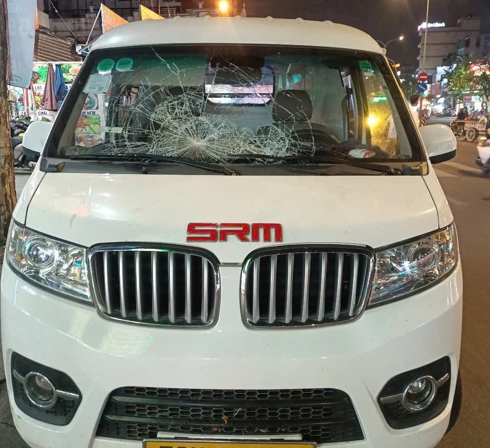 C&ocirc;ng an TPHCM mời người đ&agrave;n &ocirc;ng đập ph&aacute; xe &ocirc; t&ocirc; l&ecirc;n l&agrave;m việc - Ảnh 3.